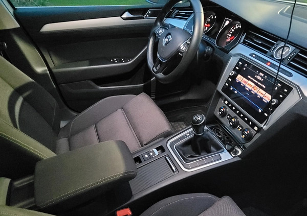 Volkswagen Passat cena 87500 przebieg: 75000, rok produkcji 2018 z Łódź małe 352